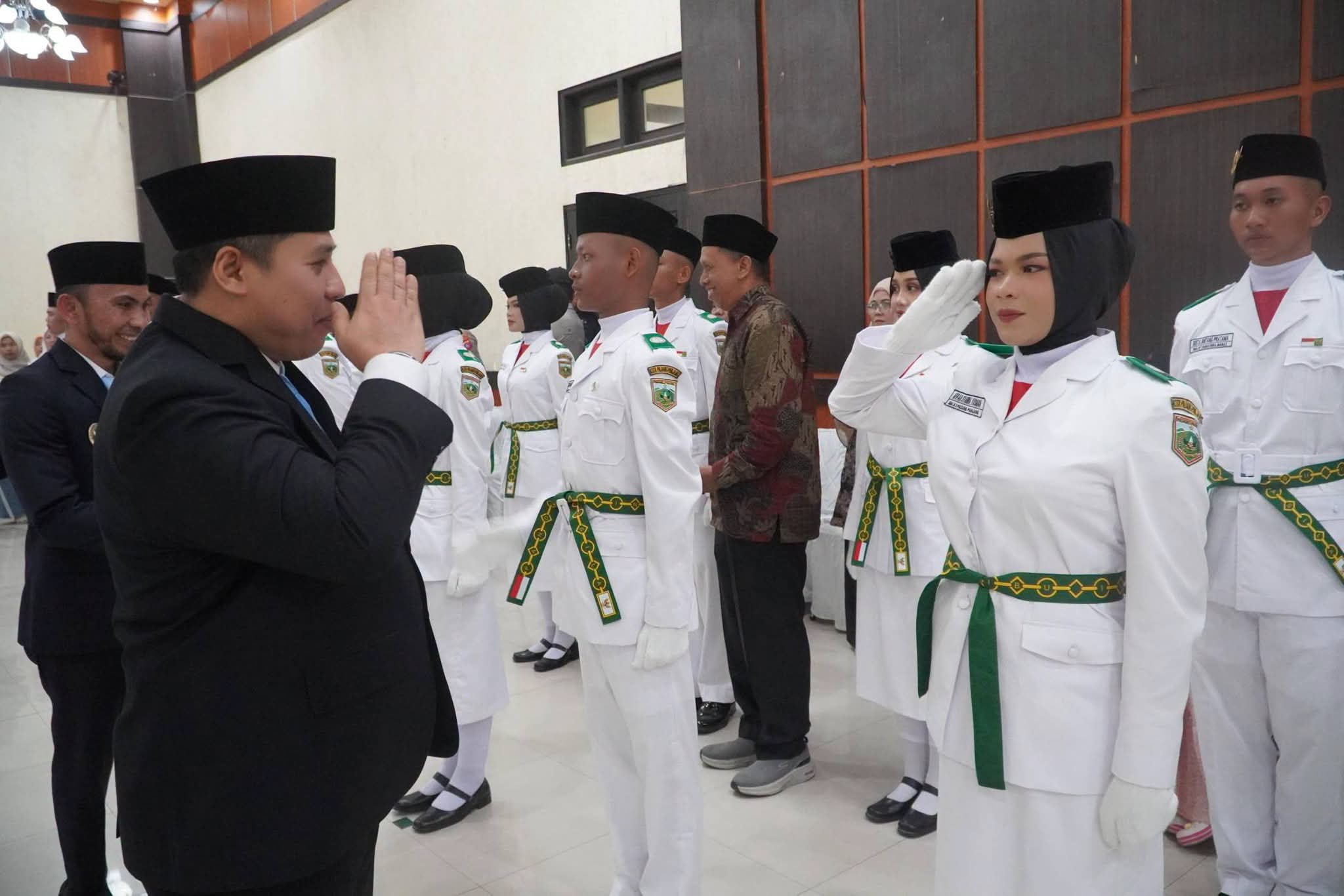 Wako Hendri saat kukuhkan Paskibraka Padang Panjang.